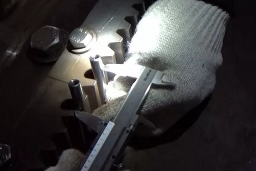 用游標(biāo)卡尺測量新齒條與舊齒條的齒距 用游標(biāo)卡尺測量新齒條與舊齒條的齒距