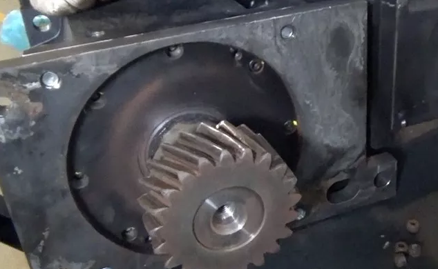 齒輪箱的的螺絲斷了六根,外嚙合的斜齒輪嚴(yán)重磨損 齒輪箱的的螺絲斷了六根,外嚙合的斜齒輪嚴(yán)重磨損