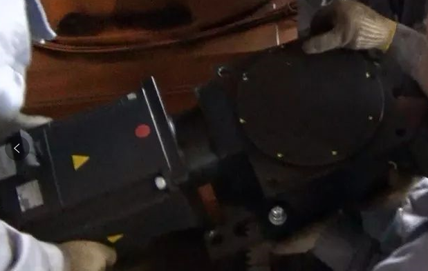 放入齒輪箱的時候,保證馬達(dá)側(cè)要抬高點,保證斜齒輪之間的嚙合更順暢 放入齒輪箱的時候,保證馬達(dá)側(cè)要抬高點,保證斜齒輪之間的嚙合更順暢